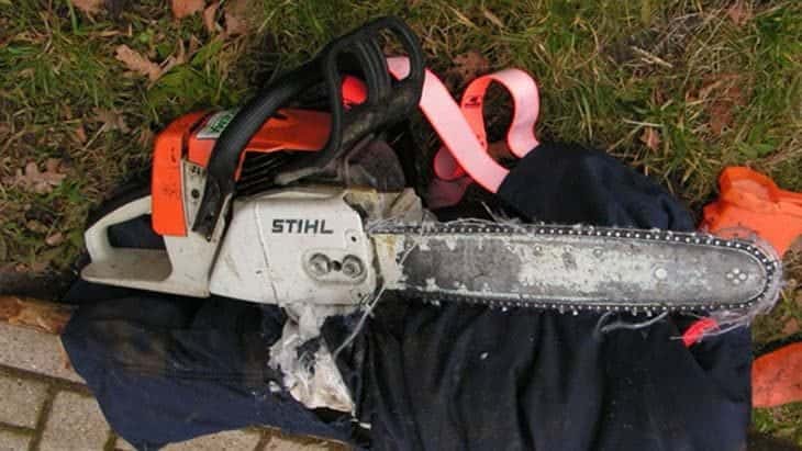 how do chainsaw chaps work