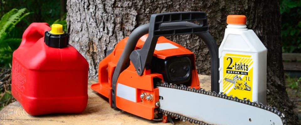chainsaw-with-gas-and-oil